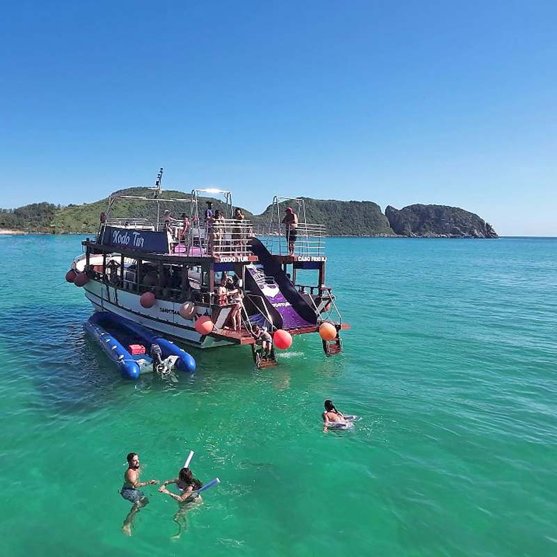 Barco com 2 andares e capacidade para 120 passageiros