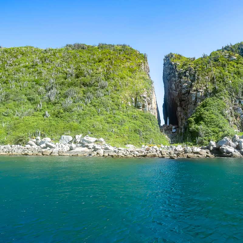 Conheça a Fenda de Nossa Senhora em nosso Passeio de Barco em Arraial do Cabo