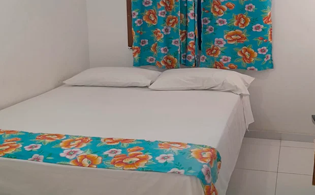 Situada às margens do rio Alegre, a pousada oferece um ambiente agradável para relaxar após um dia explorando lagoas, dunas e trilhas da região.