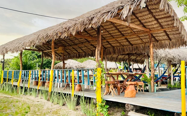 Situada às margens do rio Alegre, a pousada oferece um ambiente agradável para relaxar após um dia explorando lagoas, dunas e trilhas da região.
