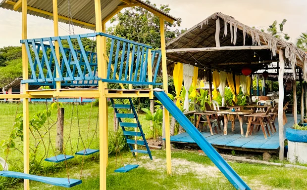 Situada às margens do rio Alegre, a pousada oferece um ambiente agradável para relaxar após um dia explorando lagoas, dunas e trilhas da região.