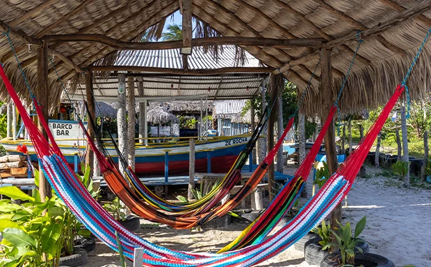 Situada às margens do rio Alegre, a pousada oferece um ambiente agradável para relaxar após um dia explorando lagoas, dunas e trilhas da região.