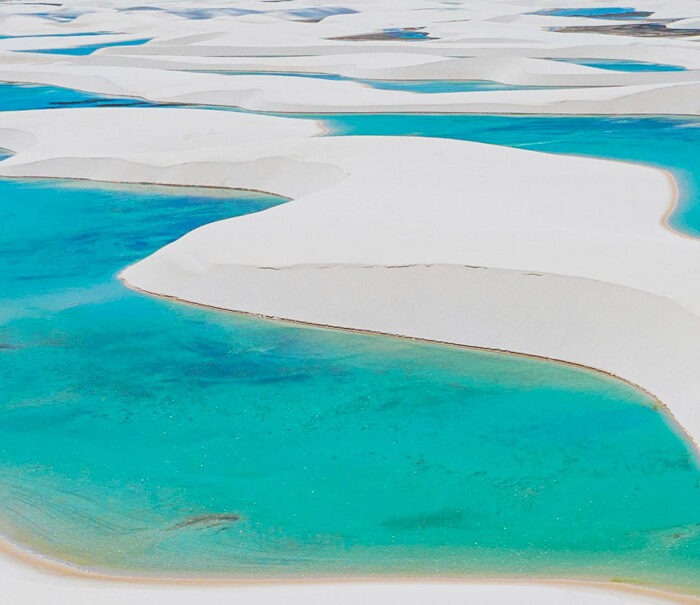Bora pro Rolê nos Lençóis Maranhenses? Os Lençóis Maranhenses ficam no litoral do Maranhão, no Nordeste do Brasil, dentro do Parque Nacional dos Lençóis Maranhenses.