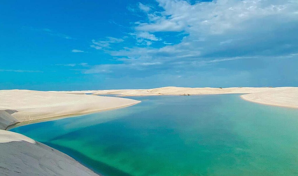 Lagoa cheia na alta temporada dos Lençóis Maranhenses.